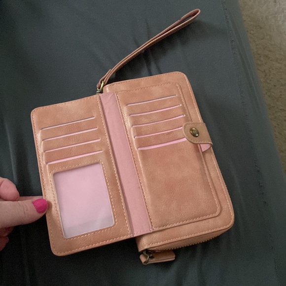 Pink wristlet with card storage - Picture 2 of 3